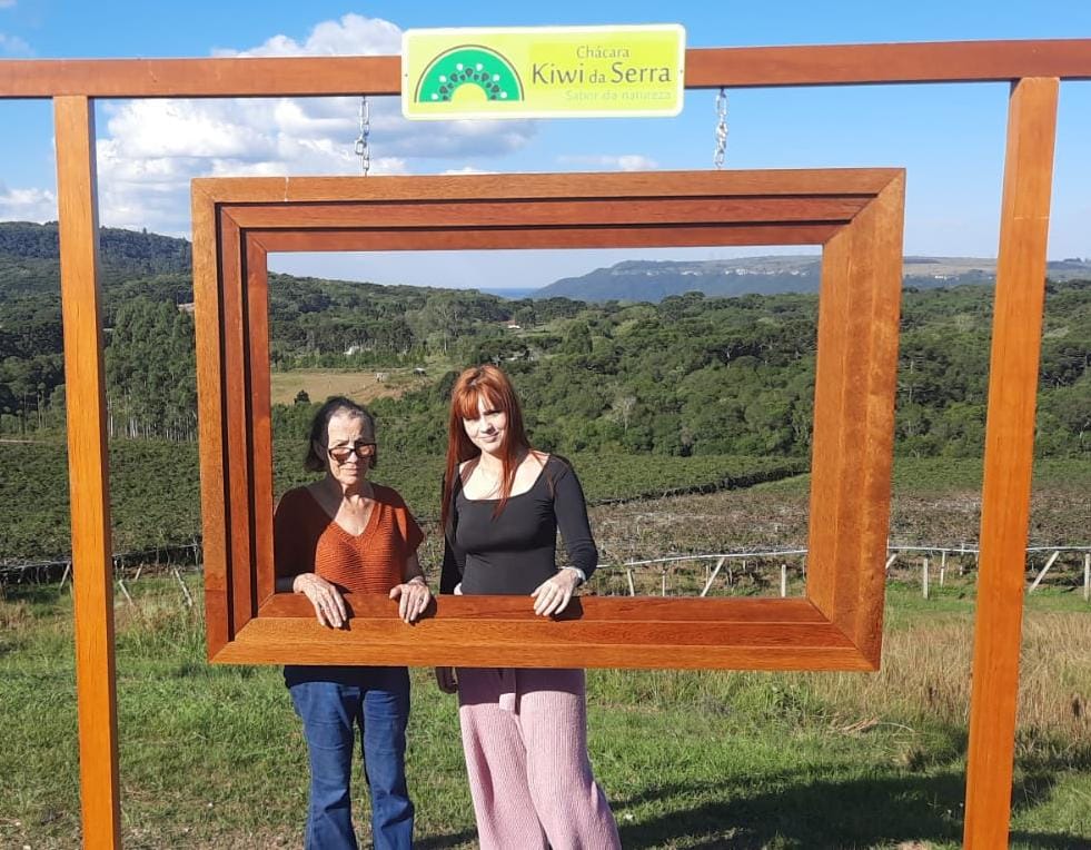 Quero deixar um feedback muito positivo sobre a experiência com a ASG Tur na colheita de kiwi na chácara, foi um passeio muito bem organizado, com equipe atenciosa e um ambiente lindo e acolhedor, a experiência foi leve, diferente e muito especial, proporcionando um contato incrível com a natureza, com destaque para a organizadora e proprietária Andréia, que foi extremamente dedicada e fez toda a diferença para que tudo ocorresse perfeitamente, recomendo muito!😘